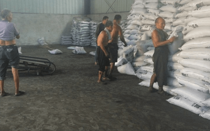 工人們把木質(zhì)<a href=http://m.yizhonglx.com/zzhxt/ target=_blank class=infotextkey>柱狀活性炭</a>裝袋，打包準備發(fā)車