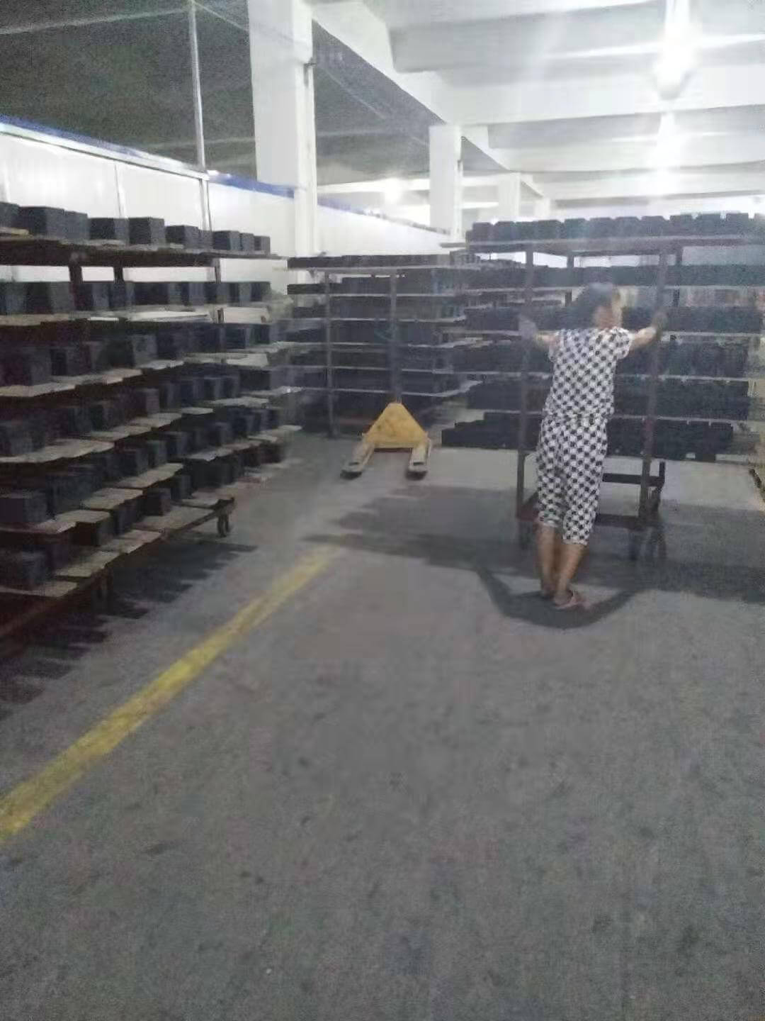 <a href=http://m.yizhonglx.com/fwzhxt/ target=_blank class=infotextkey>蜂窩活性炭</a>3000m3大型倉庫