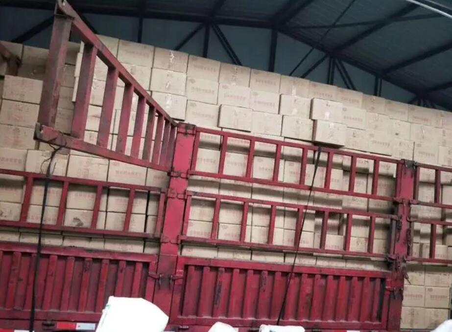 特種<a href=http://m.yizhonglx.com/fwzhxt/ target=_blank class=infotextkey>蜂窩活性炭</a>裝車發(fā)貨